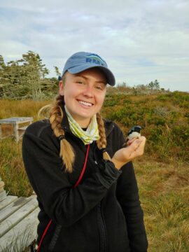Jessie Wilson na may hawak na Black-throated Blue Warbler!