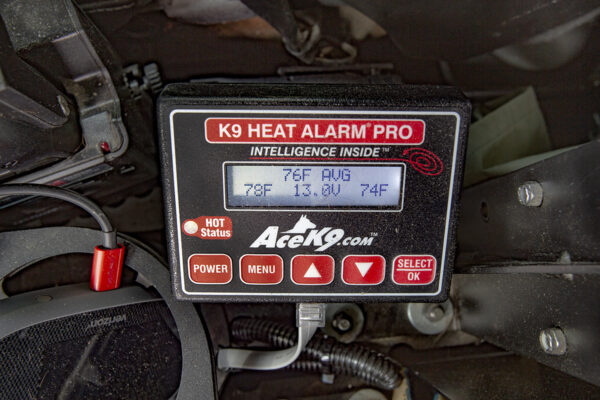 Ang AceK9 Heat Alarm system ay patuloy na sinusubaybayan ang temperatura sa loob ng sasakyan at inaalertuhan ang CPO kapag ito ay masyadong mainit. 