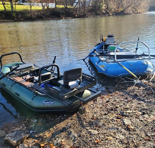 Isang imahe ng dalawang balsa na idinisenyo para sa electrofishing sa baybayin ng isang lokal na waterbody.