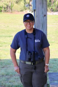 Isang imahe ng isang birder sa isang field