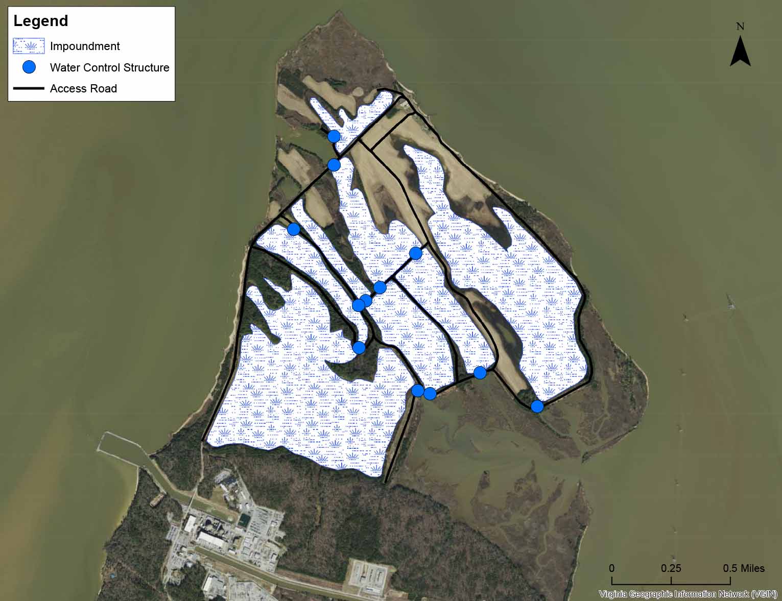 Isang mapa ng hog island na may mga access road na nakapalibot sa perimeter at wetland impoundments sa interior na pinamamahalaan sa pamamagitan ng ilang water control structures na kumokonekta sa mas malaking anyong tubig na nakapalibot sa isla