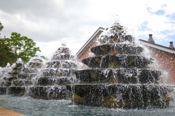 Matataas na mga bukal upang ma-aerate ang spring water para sa mga pool.