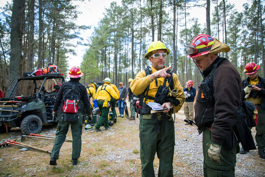Ang burn crew ay nagsasama-sama upang pag-usapan ang diskarte bago ang paso. 