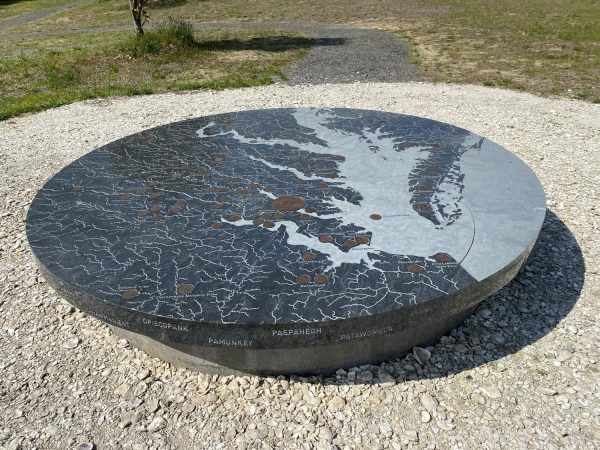 Ang mist granite map na ito, na matatagpuan sa Interpretive Area, ay nagpapakita ng mga makasaysayang lokasyon ng mga tribo na bumubuo sa Powhatan Confederacy kasama ang mahahalagang landmark sa buong Tsenacomacoh.