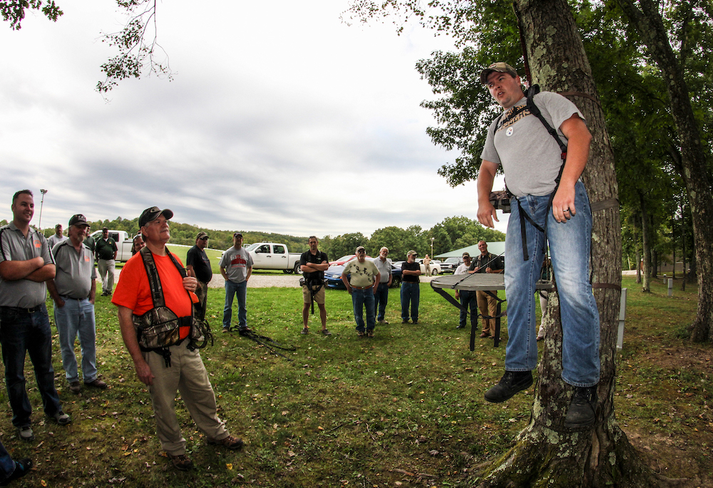 Tatlong panuntunan sa safety harness na dapat tandaan 1. Magsuot ng isa 2. Manatiling konektado sa iyong pataas at pababa 3. Magsaliksik at magsanay kung paano makabangon mula sa pagkahulog kapag/kung nangyari iyon. Larawan ng kagandahang-loob ng Sportsmen for Tomorrow