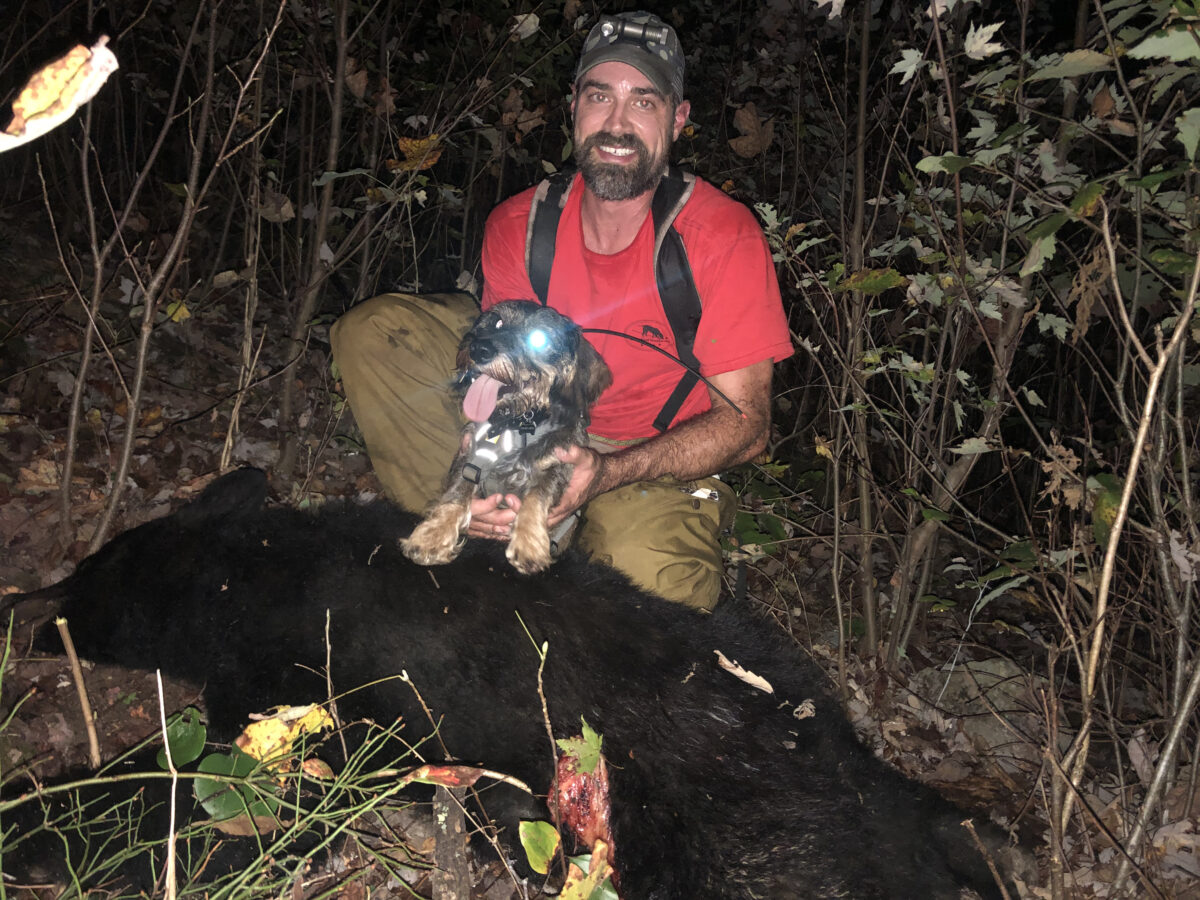 Sina Enzo at Blair Smyth na may kasamang oso ay tinulungan nilang hanapin. 