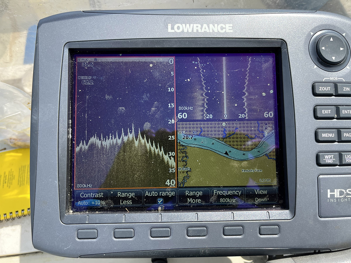 Isang imahe ng LOWRANCE sonar system na naglalarawan sa tulis-tulis na ilalim ng ilog sa matataas na kasalukuyang mga lugar
