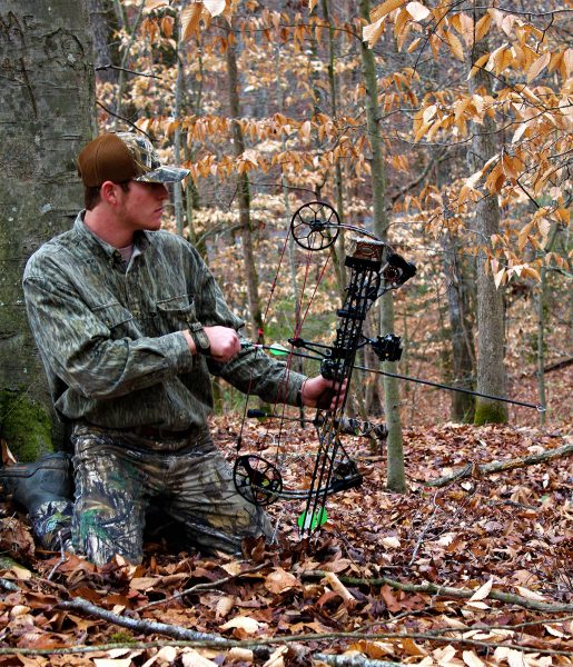 Isang mangangaso na may hawak na busog at palaso 