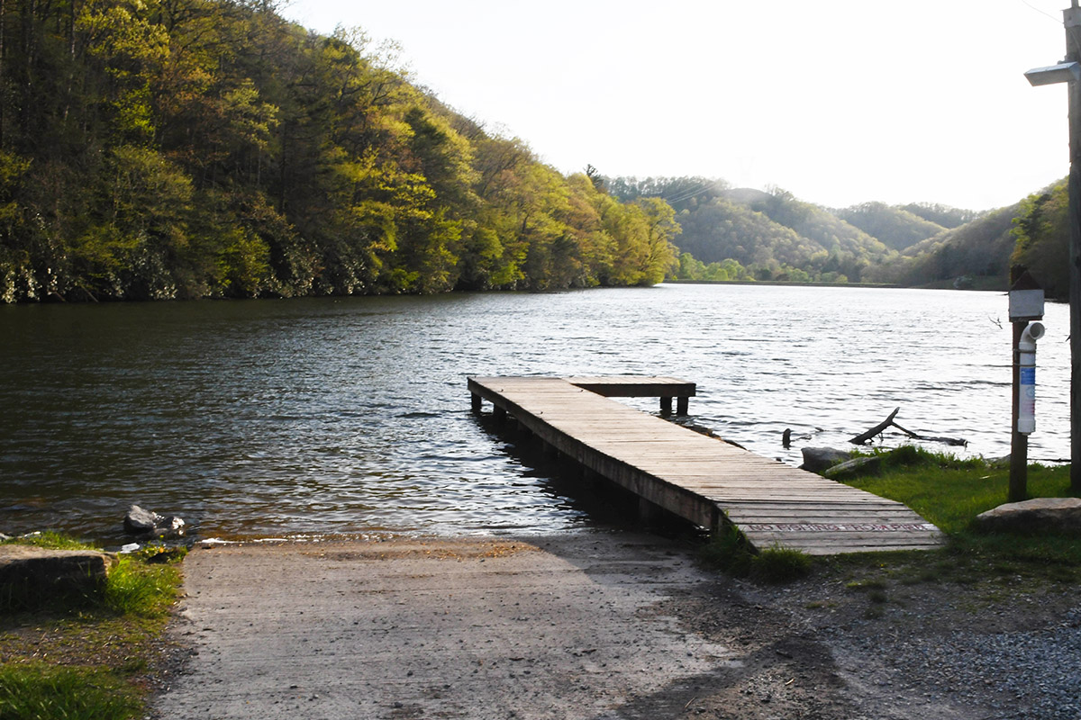 Ang kahoy na rampa ng bangka sa Hungry Mother Lake sa Hungry Mother State Park.