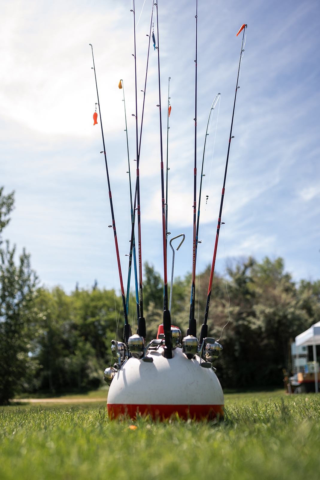Isang larawan ng ilang mga pamingwit na lumalabas sa lalagyan na hugis malaking bobber.