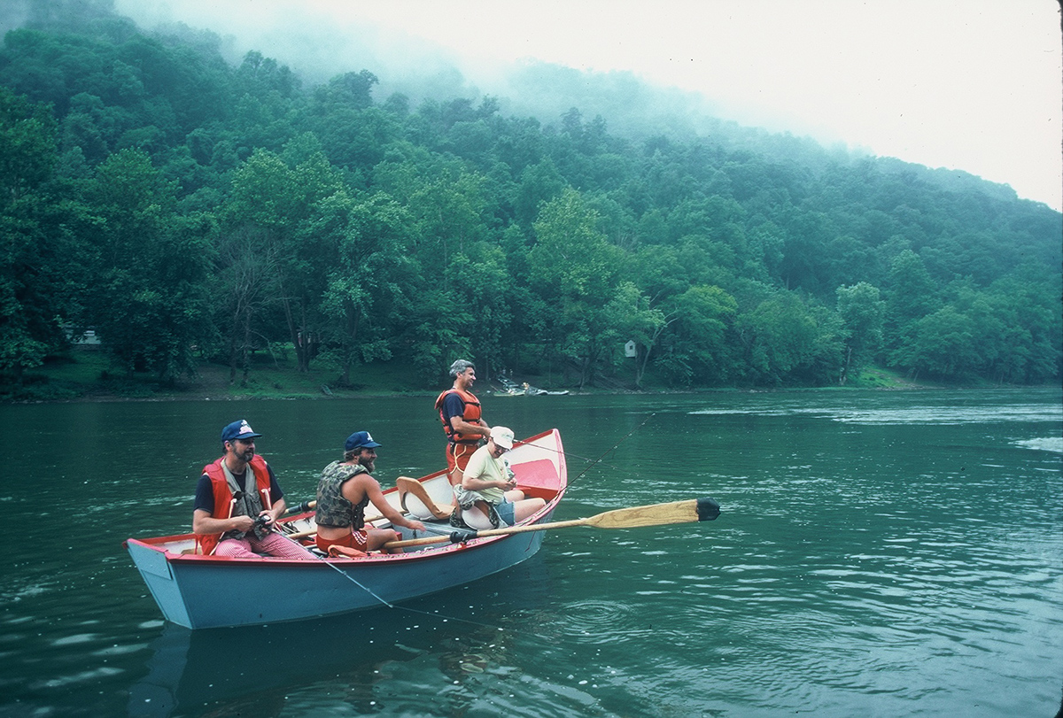Isang imahe ng apat na tao sa isang pula at puting rowboat; sila ay drift fishing sa pagtatangkang manghuli ng mga walleyes.