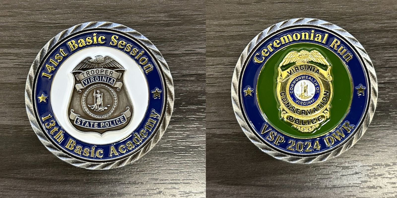 Isang larawan ng dalawang panig ng isang seremonyal na barya. Ang isang panig ay may logo ng Virginia State Police, ang isa naman ay may logo ng DWR.