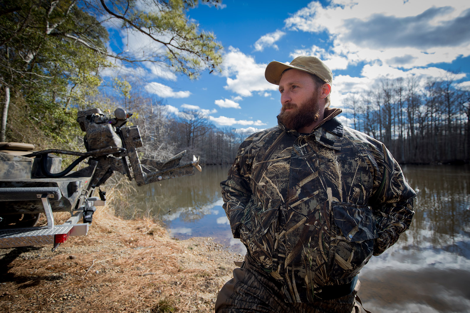 Isang imahe ng isang lalaking naka-camouflage float coat na nagpapanatili sa kanya na tuyo at nagsisilbing floatation device kung kinakailangan.