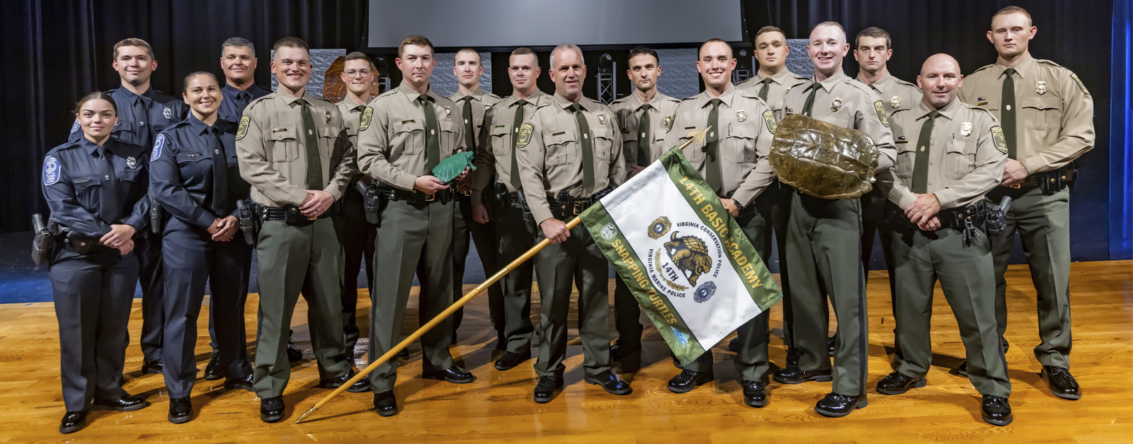 Larawan ng mga tagapagpatupad ng batas kasama ang 17 recruits.