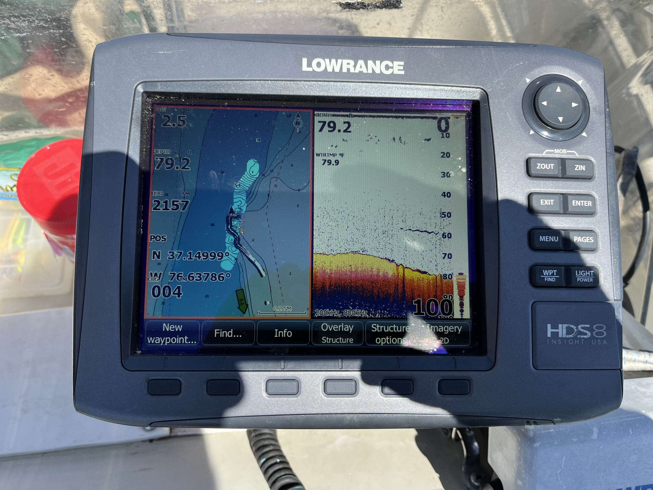 Isang imahe ng isang radar device na nagpapakita ng isda sa loob ng anyong tubig