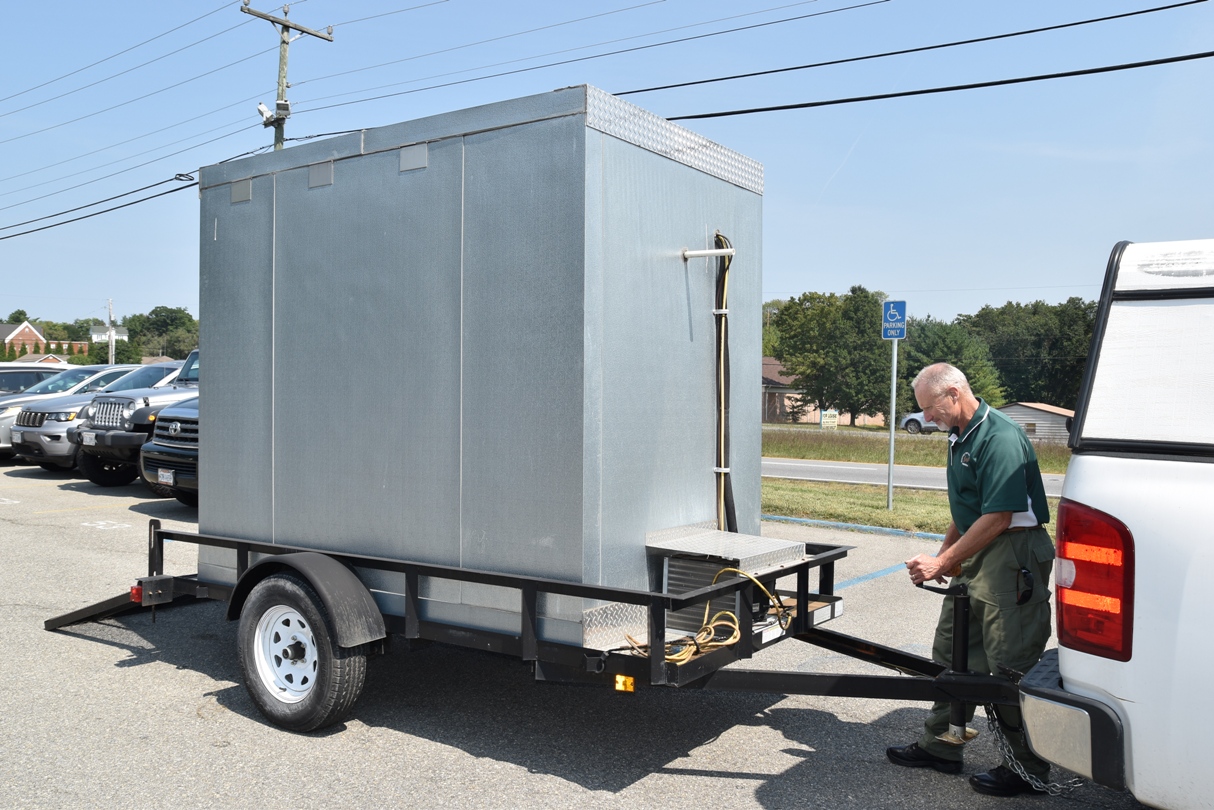 Gary Arrington at isang Hunters for the Hungry mobile cold box na nakakabit sa likod ng isang puting trak