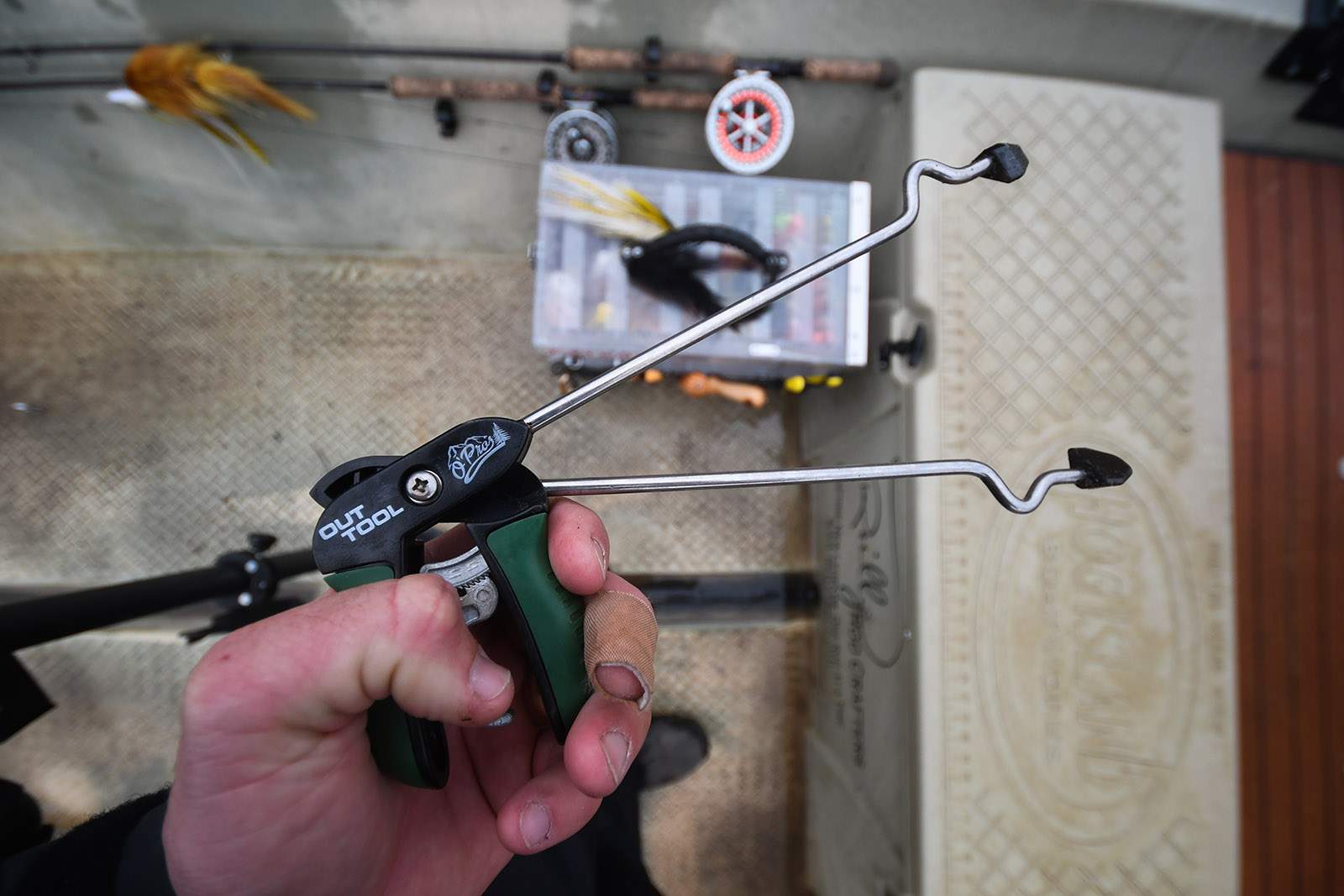 Isang larawan ng kamay na may hawak na tool na idinisenyo upang buksan ang bibig ng isda nang malumanay at mabisa.