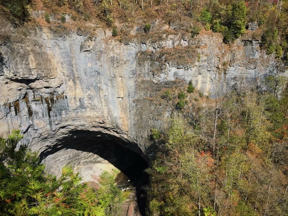 Isang imahe ng mga bangin na tinatanaw ang tunnel sa parke ng Natural Tunnel State
