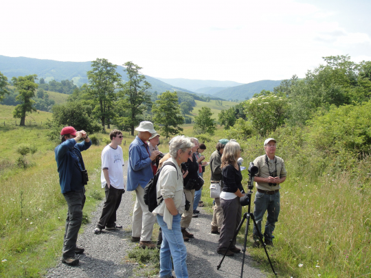 Dan, Patti Reum (dulong kanan) at Appalachian Ecology class na nag-aaral ng mga ibon sa hinaharap na mga site ng pagsubaybay sa kestrel sa Bluegrass Valley ng Highland county.