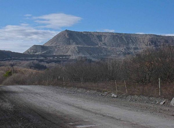 Isang imahe ng isang bundok na sumailalim sa pagmimina ng pag-aalis sa tuktok ng bundok; ito ay isang surface mining technique na hindi kapani-paniwalang nakakasira sa lokal na tirahan