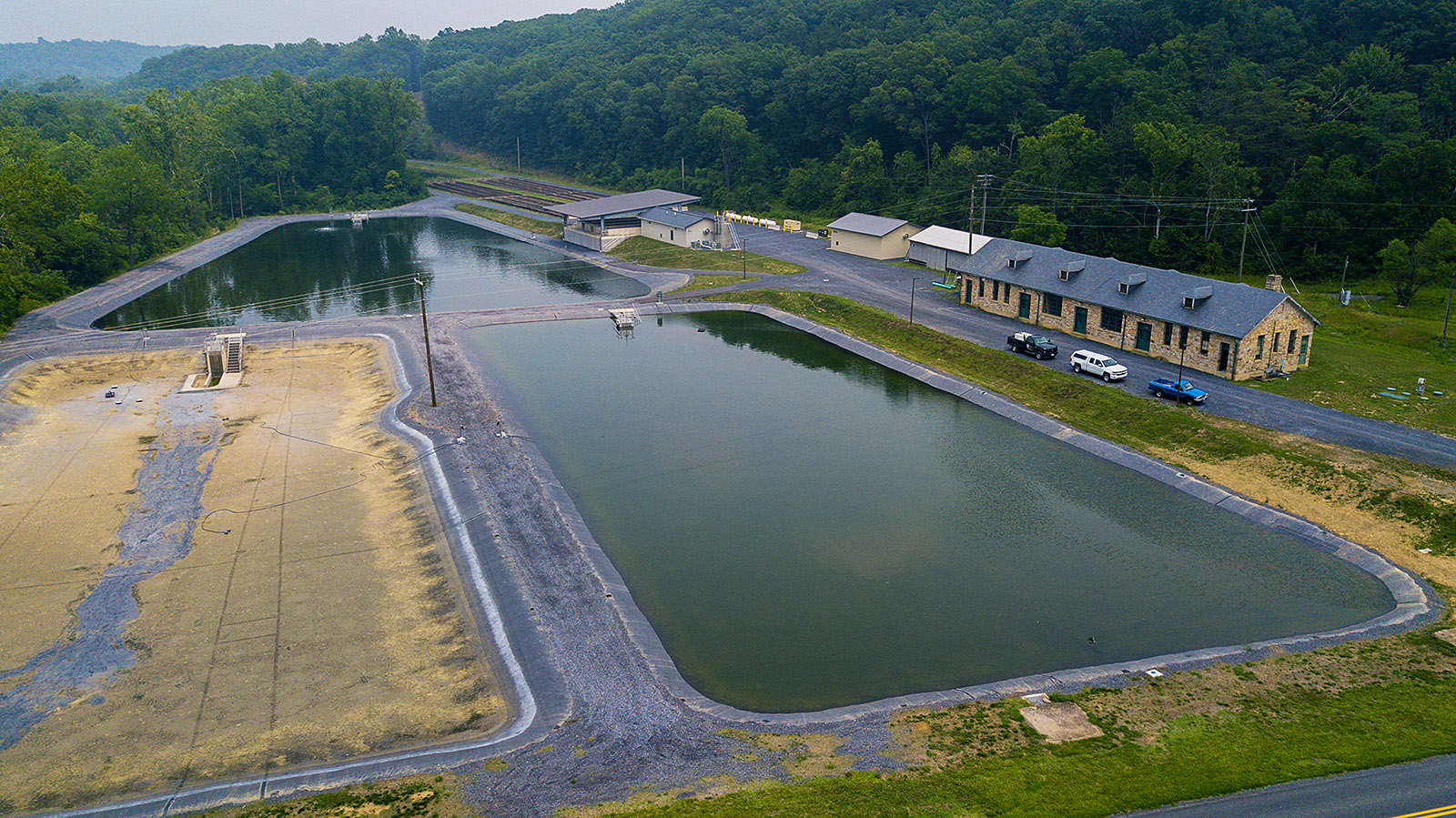 Ipinapakita ng aerial view ang bagong linyang rearing pond ng Front Royal hatchery at mga bagong gusali para sa mga konkretong raceway at hatchery.