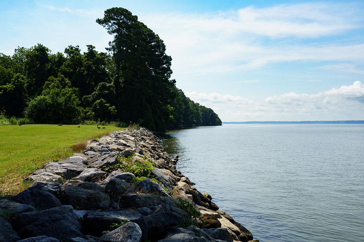 Isang tanawin ng tubig mula sa New Towne sa Jamestowne.
