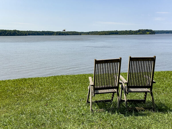 Mag-relax sa isang upuan at panoorin ang mga bald eagles na naglalayag pataas at pababa sa James River. Sa taglamig, mag-scan para sa waterfowl. Credit ng Larawan: Lisa Mease