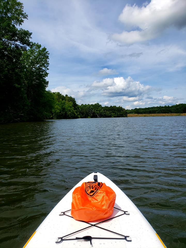 Isang imahe ng tubig na kinuha mula sa isang kayak sa Briery creek lake