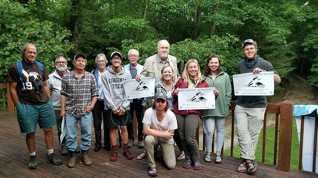 Hungy Mother Rally Crew 2019 na nagpo-pose para sa isang group picture